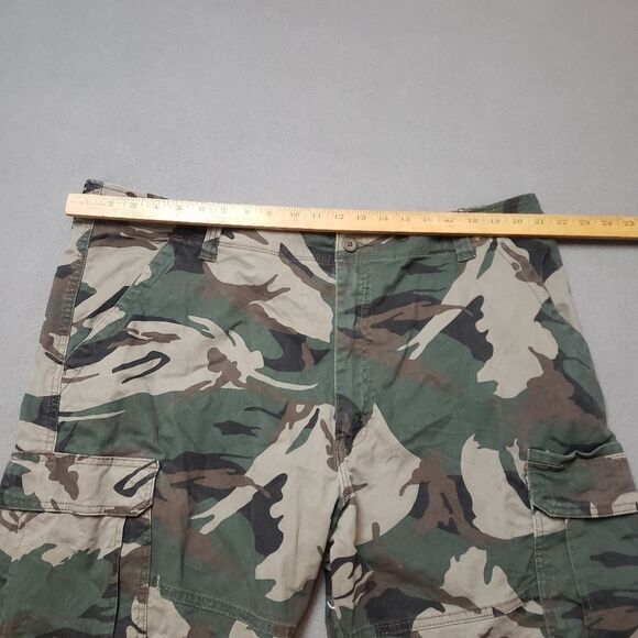 WRANGLER AUTHENTICS ▪︎ Camo Cargo Short▪︎ Pockets ▪︎ Size 42 - Picture 6 of 7